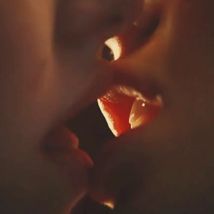 :lesbian_kissing:
